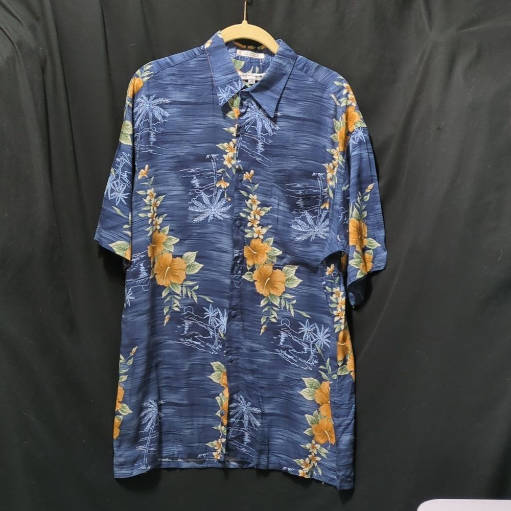 Pierre Cardin size medium 100% rayon Hawaiian shirt (INV 001)